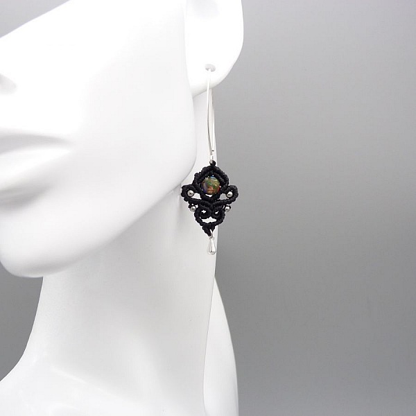 Boucles d'oreilles  en micro-macram&eacute; noires avec des perles en jaspe imp&eacute;rial