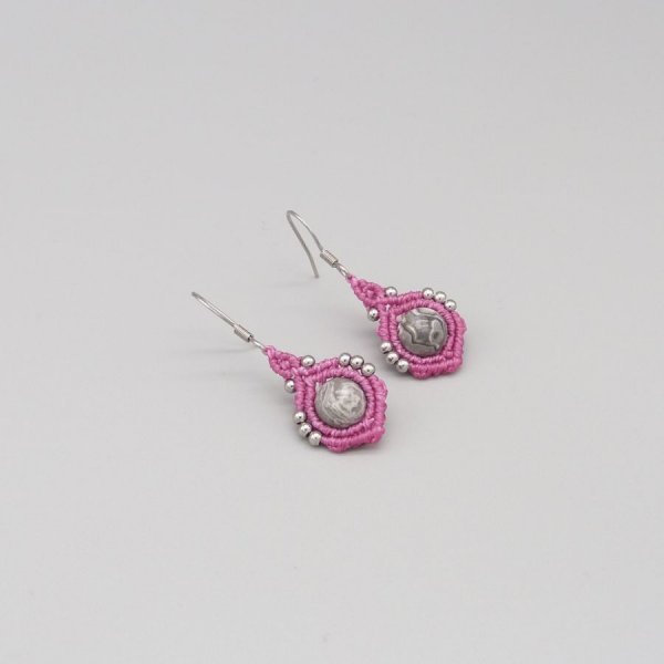 Boucles d'oreilles  en micro-macram&eacute; rose bonbon avec des perles en jaspe feuille d'argent