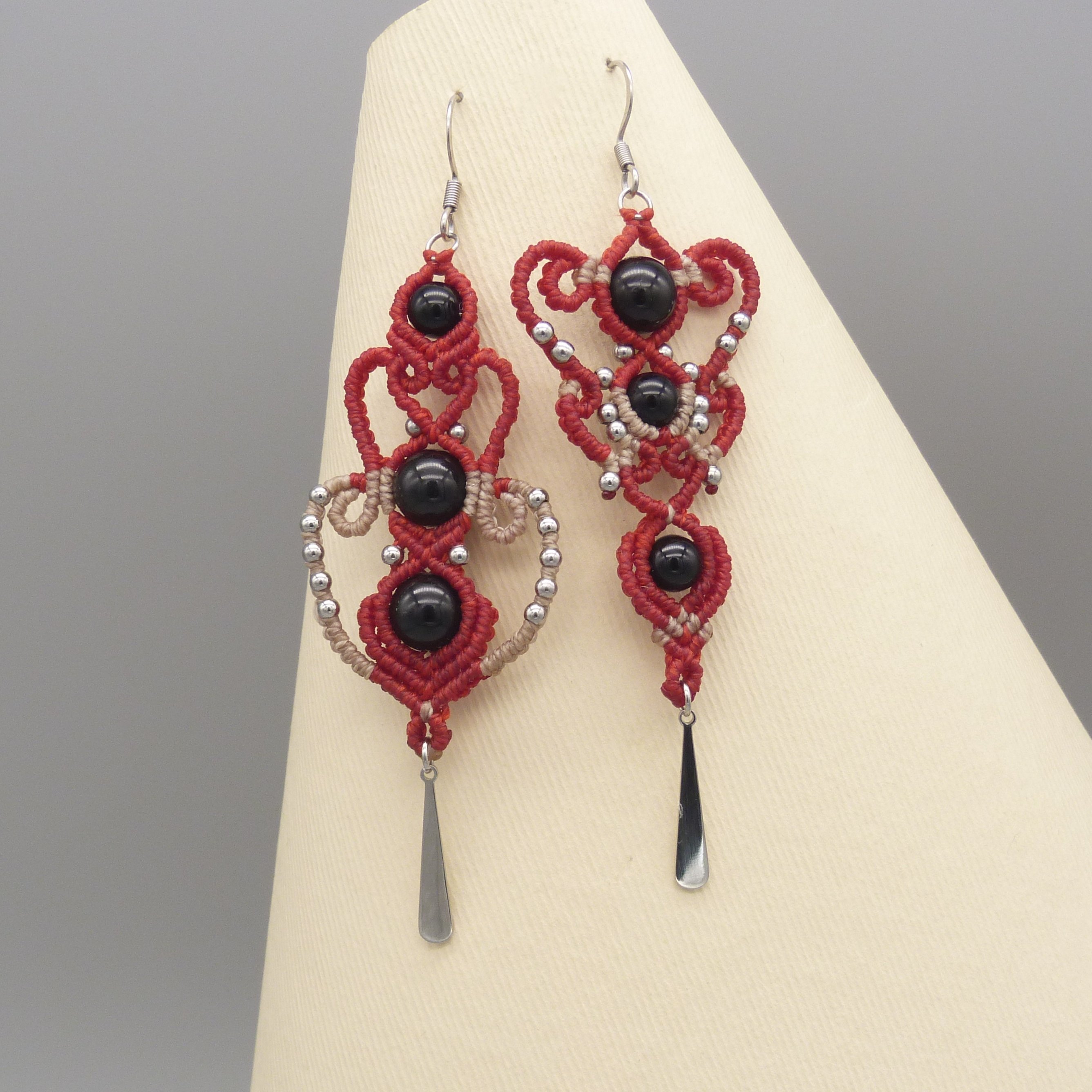 Boucles d'oreilles  en micro-macramé rouges et beiges avec perles en onyx noir