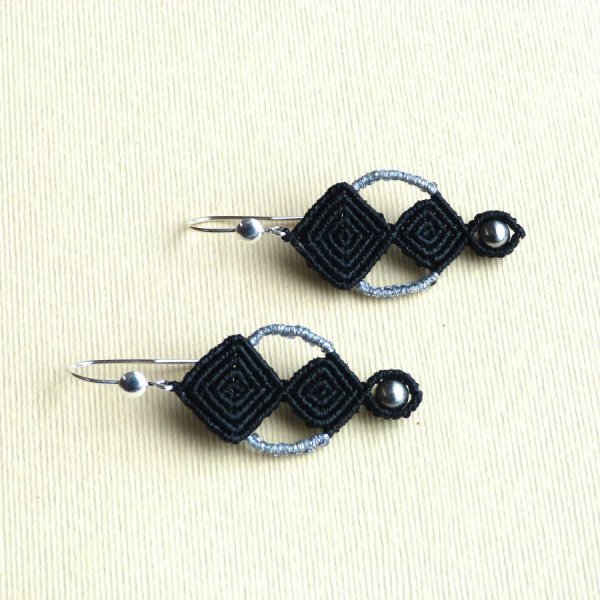 Boucles d'oreilles  en micro-macram&eacute; noires