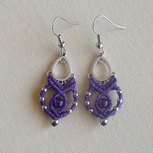 Boucles d'oreilles en micro-macram&eacute; violettes