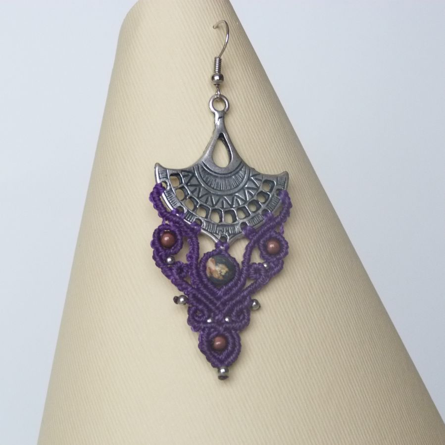 Boucles d'oreilles violettes en micro-macramé avec des perles en pierre gemme