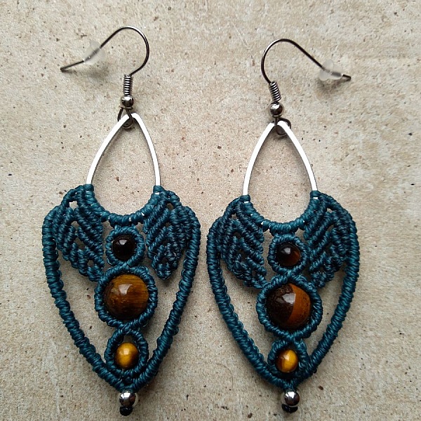 Boucles d'oreilles bleu canard en micro-macram&eacute;