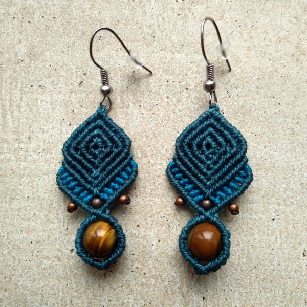 Boucles d'oreilles bleues en micro-macram&eacute;