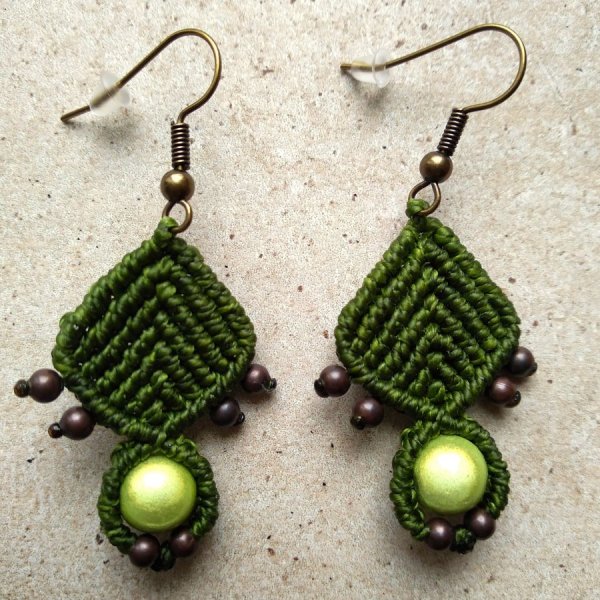 Boucles d'oreilles vert kaki en micro-macram&eacute;