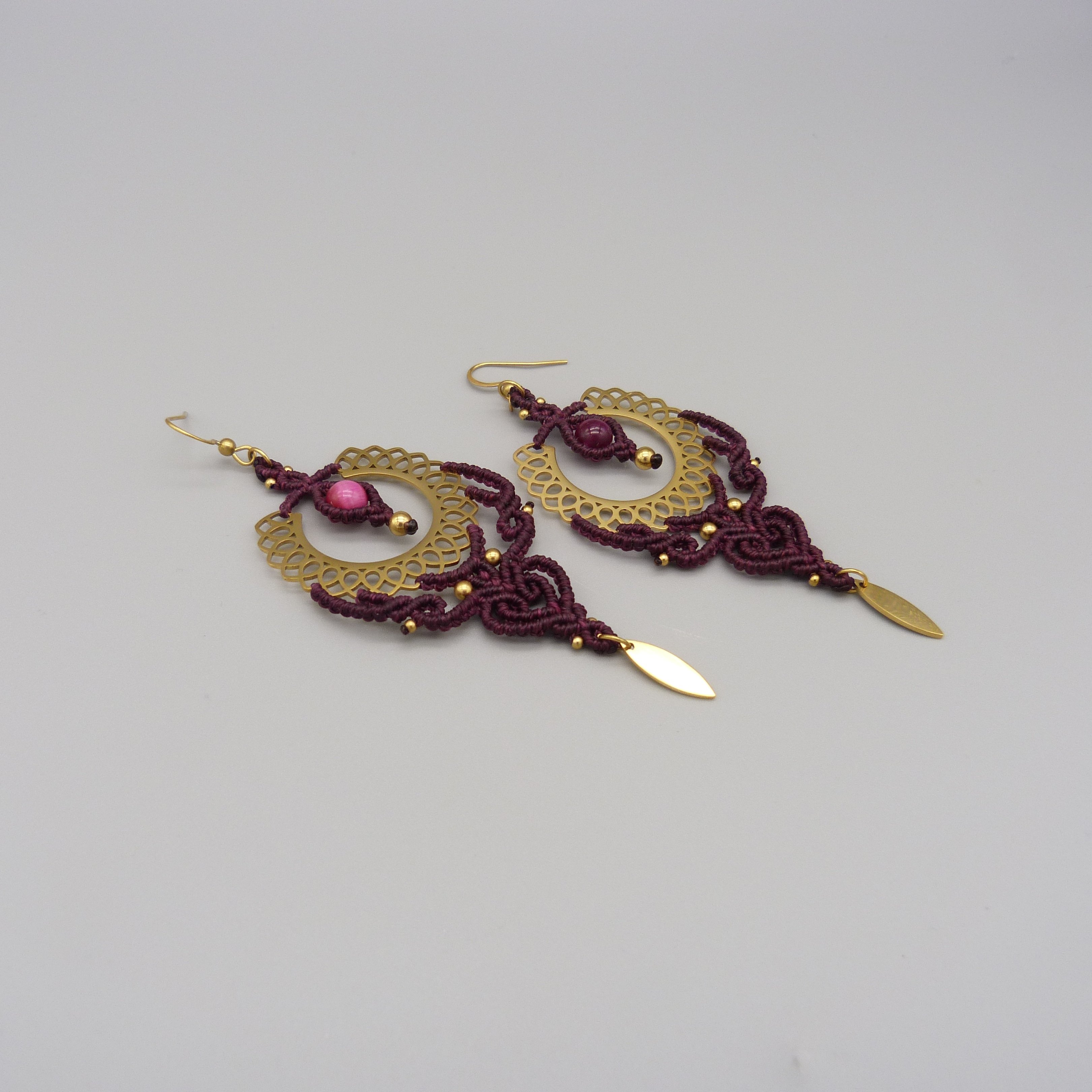 Boucles d'oreilles prune en micro-macram&eacute; avec oeil de tigre teint&eacute;