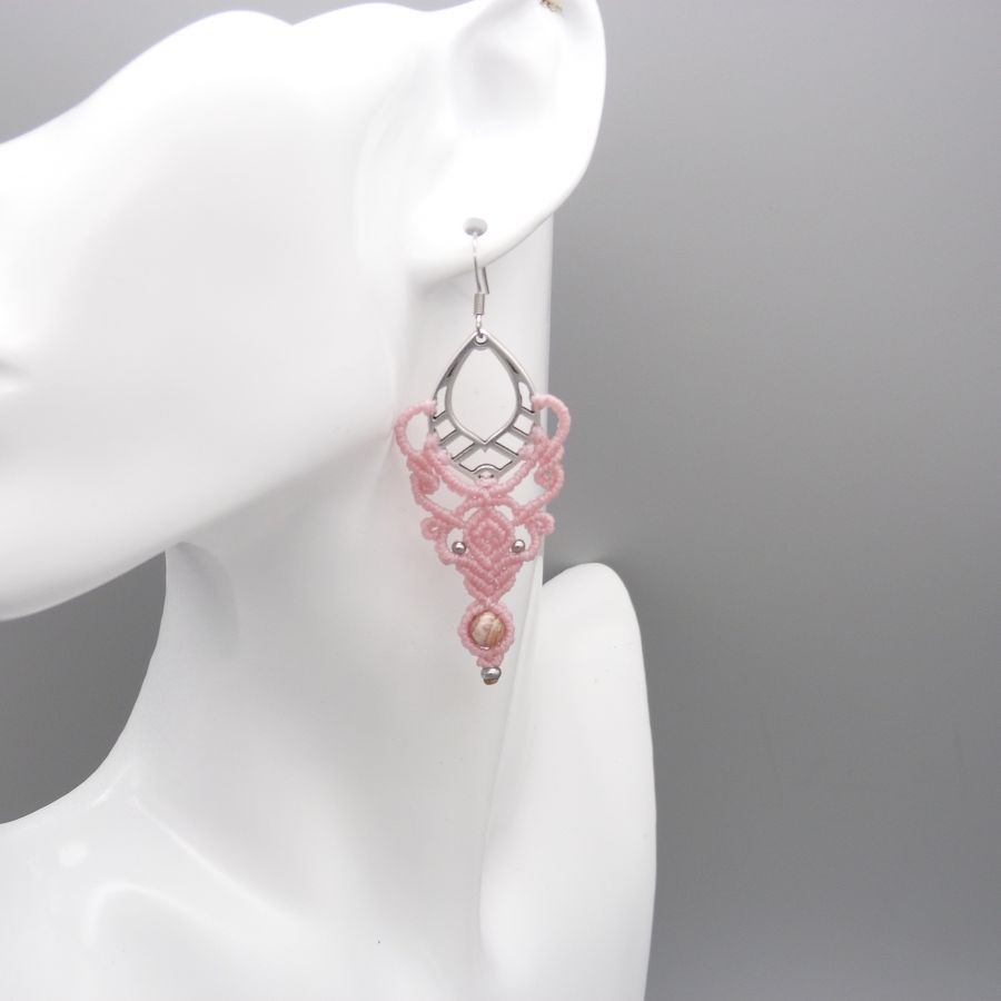 Boucles d'oreilles roses  en micro-macramé avec une perle en pierre, la rhodochrosite