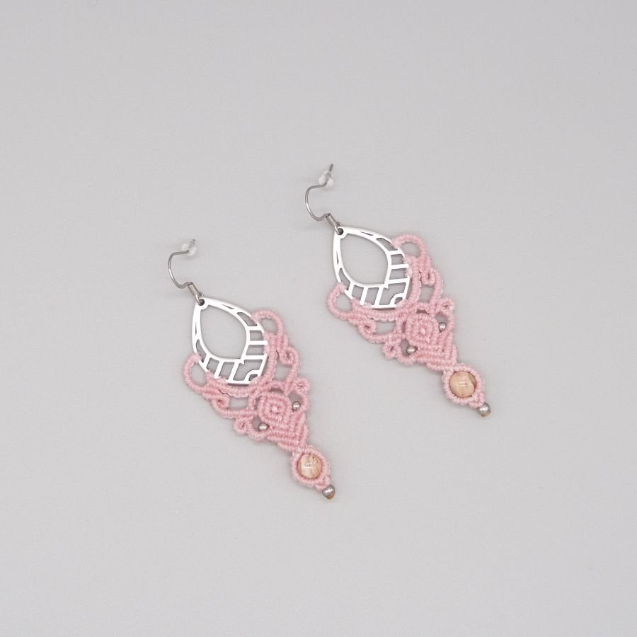 Boucles d'oreilles roses  en micro-macramé avec une perle en pierre, la rhodochrosite