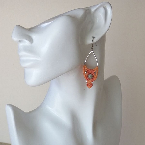 Boucles d'oreilles ton p&ecirc;che en micro-macram&eacute;