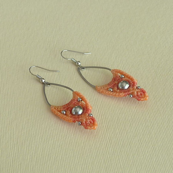 Boucles d'oreilles ton p&ecirc;che en micro-macram&eacute;
