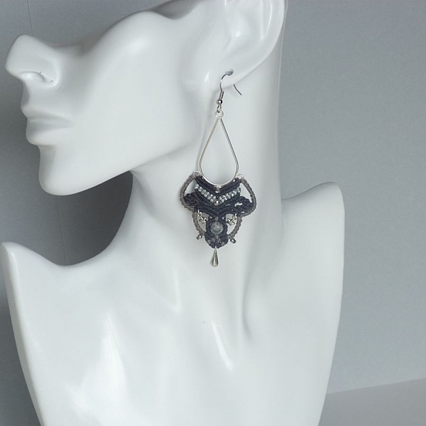 Boucles d'oreilles tons gris en micro-macram&eacute;