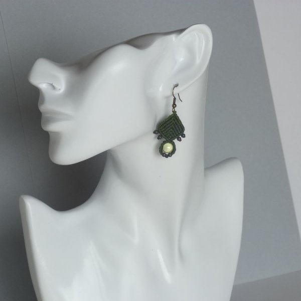 Boucles d'oreilles vert kaki en micro-macram&eacute;