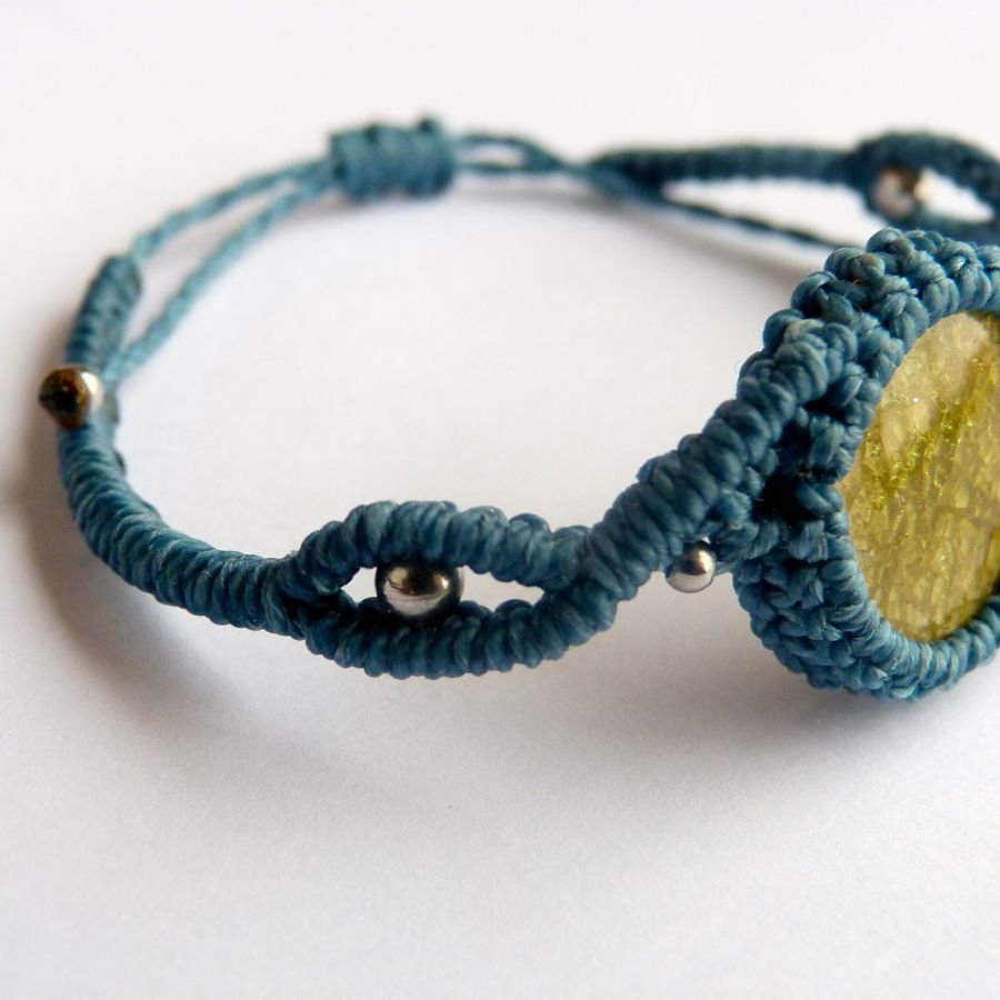 Bracelet bleu en micro-macramé  avec une céramique 
