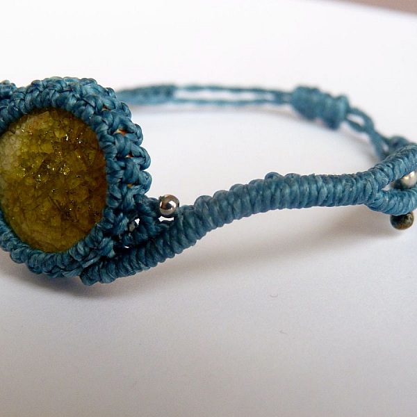 Bracelet bleu en micro-macram&eacute;  avec une c&eacute;ramique 