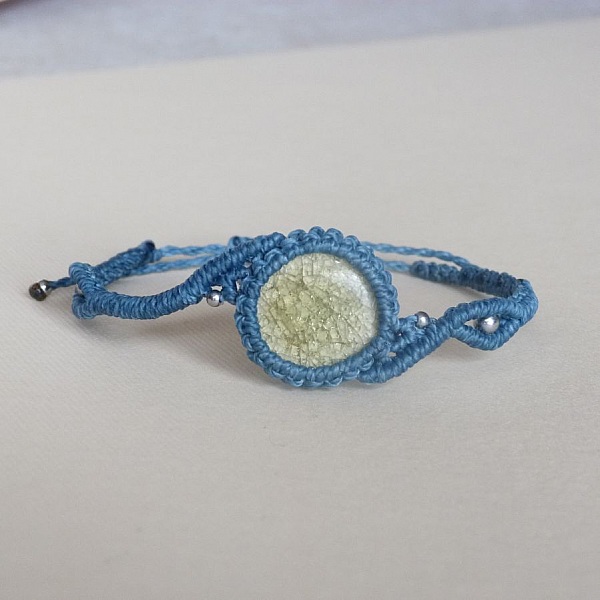 Bracelet bleu en micro-macram&eacute;  avec une c&eacute;ramique 
