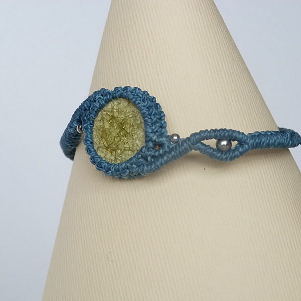 Bracelet bleu en micro-macram&eacute;  avec une c&eacute;ramique 
