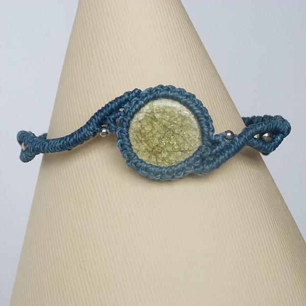 Bracelet bleu en micro-macram&eacute;  avec une c&eacute;ramique 