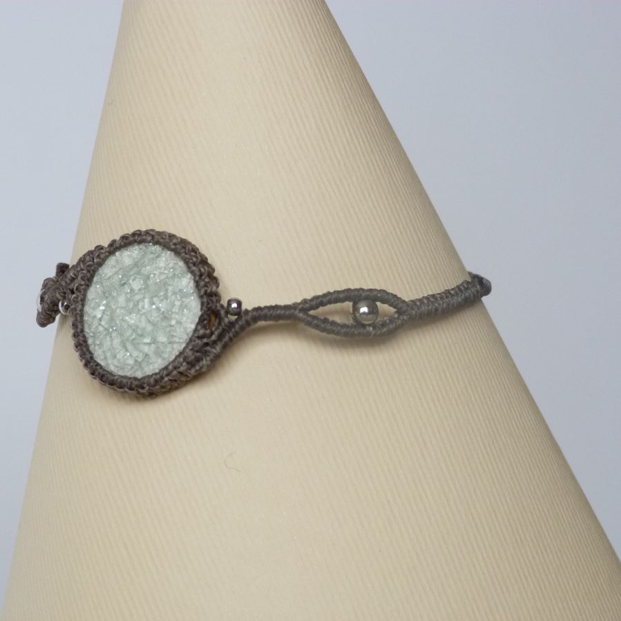 Bracelet couleur taupe en micro-macramé avec une céramique