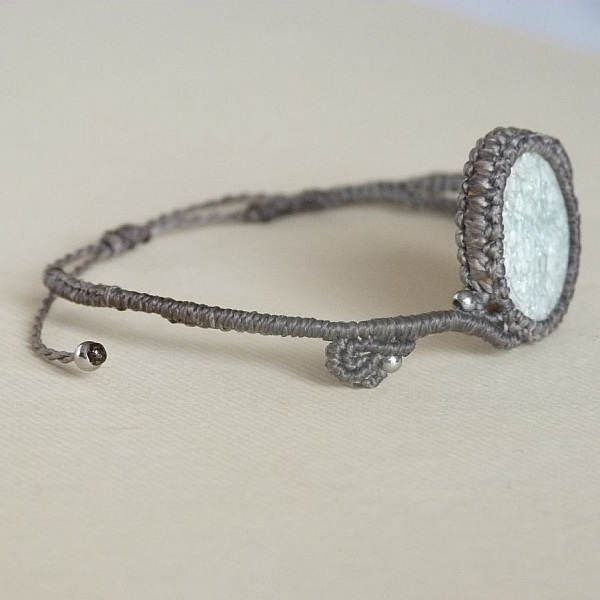 Bracelet couleur taupe avec une c&eacute;ramique