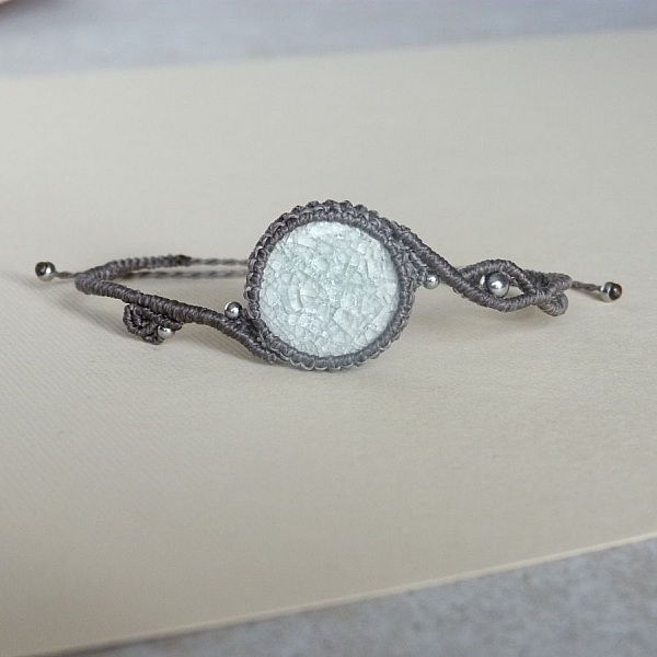 Bracelet couleur taupe avec une c&eacute;ramique