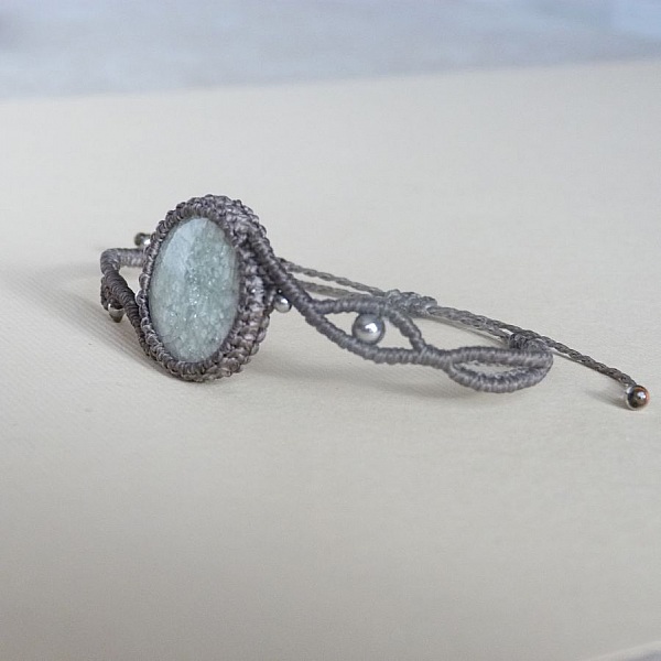 Bracelet couleur taupe avec une c&eacute;ramique