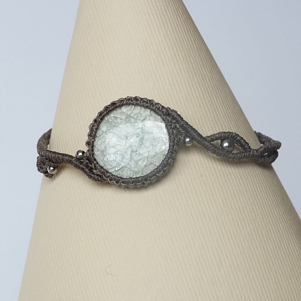 Bracelet couleur taupe avec une c&eacute;ramique