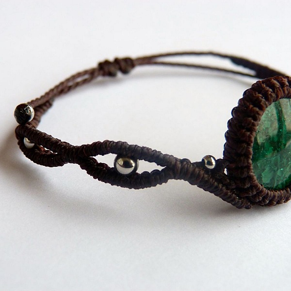 Bracelet  en micro-macram&eacute; marron chocolat avec une  c&eacute;ramique