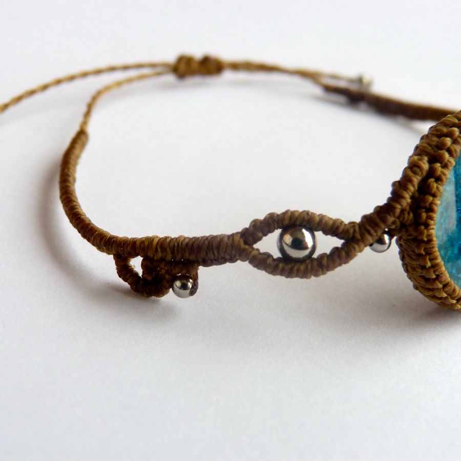 Bracelet kaki en micro-macramé avec une céramique effet craquelé bleue