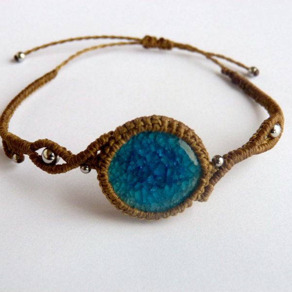 Bracelet kaki en micro-macramé avec une céramique effet craquelé bleue