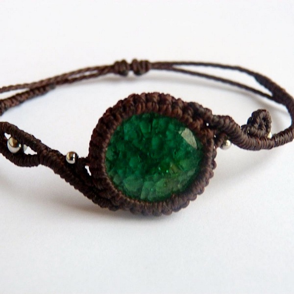 Bracelet  en micro-macram&eacute; marron chocolat avec une  c&eacute;ramique