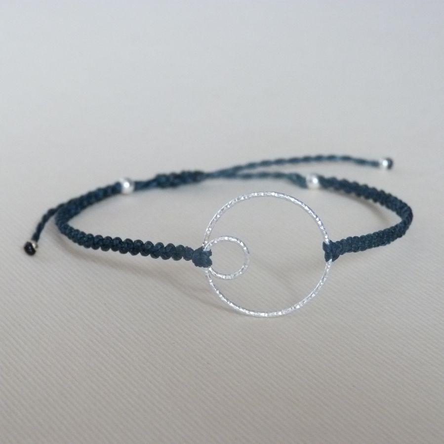 Bracelet fin en micro-macramé bleu canard avec un double-cercle en argent