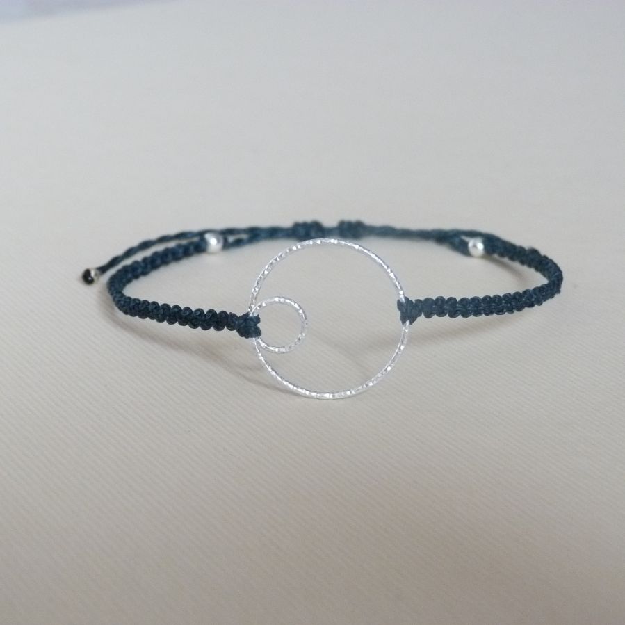 Bracelet fin en micro-macramé bleu canard avec un double-cercle en argent