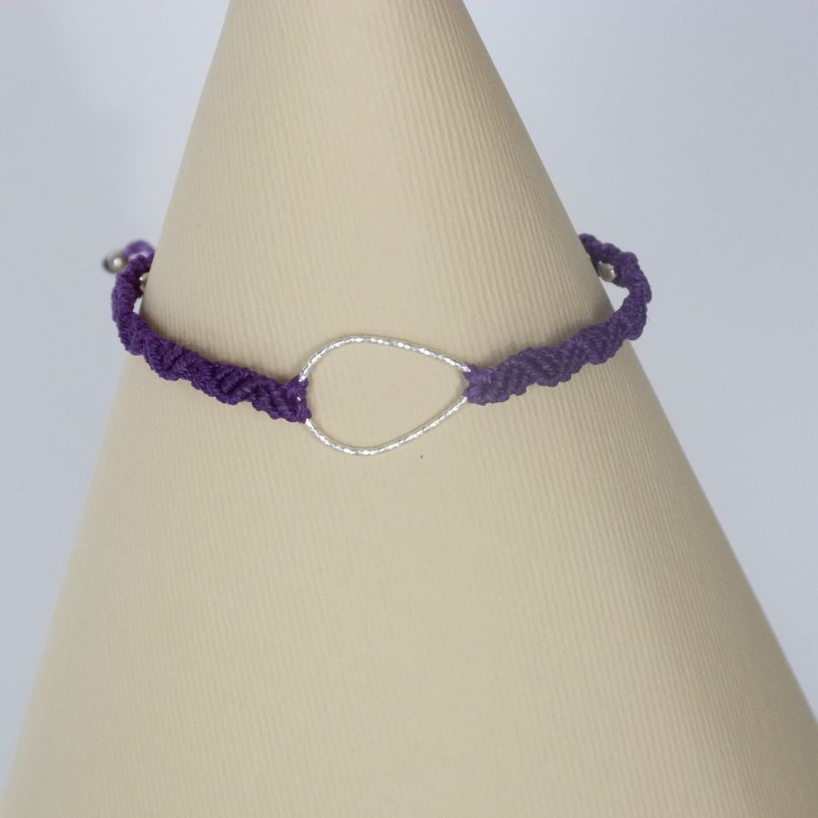 Bracelet violet en micro-macramé avec une goutte en argent