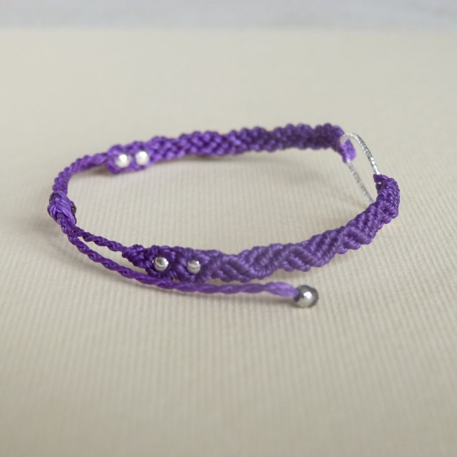 Bracelet violet en micro-macramé avec une goutte en argent