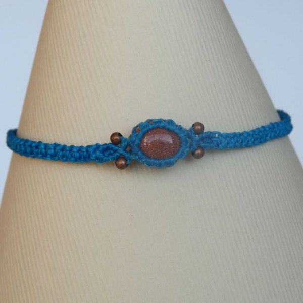 Bracelet fin en micro-macramé bleu turquoise