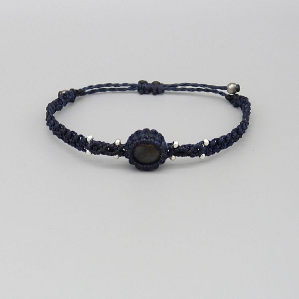 Bracelet fin en micro-macram&eacute; bleu nuit