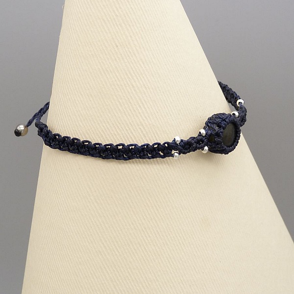 Bracelet fin en micro-macram&eacute; bleu nuit