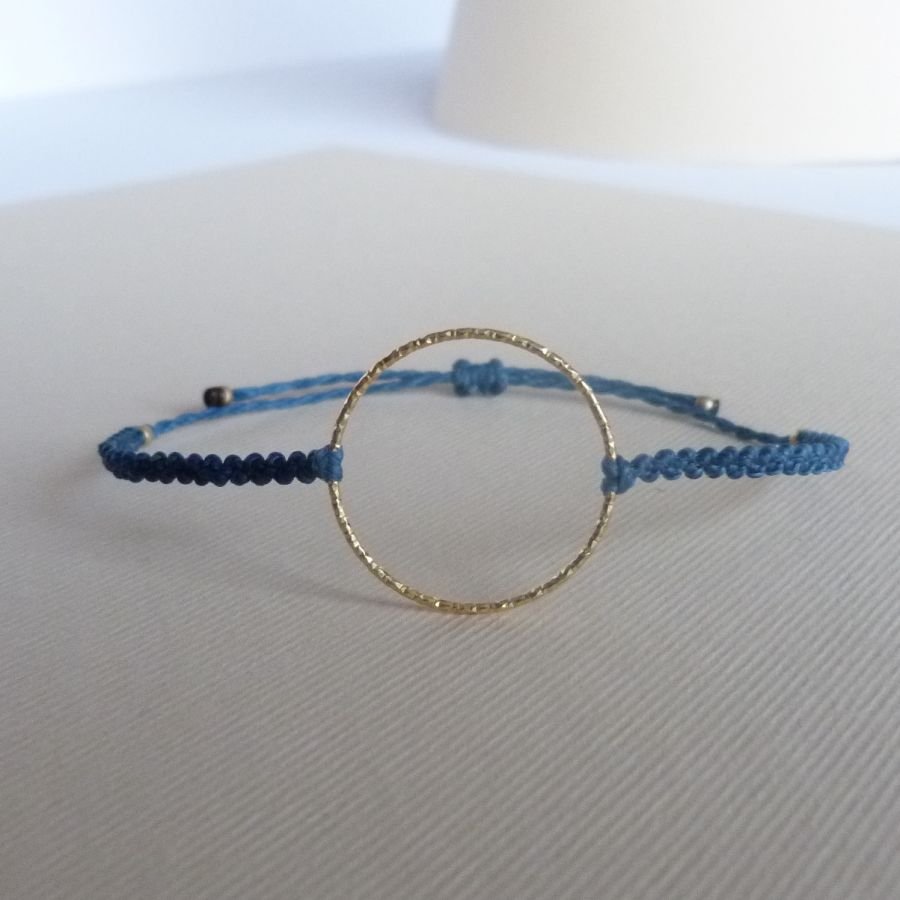 Bracelet fin en micro-macramé bleu canard avec un anneau en argent recouvert d'une finition dorée à l'or fin 24K