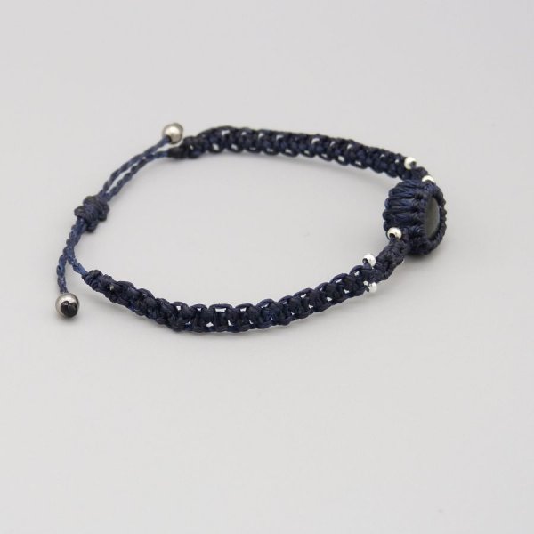 Bracelet fin en micro-macramé bleu nuit