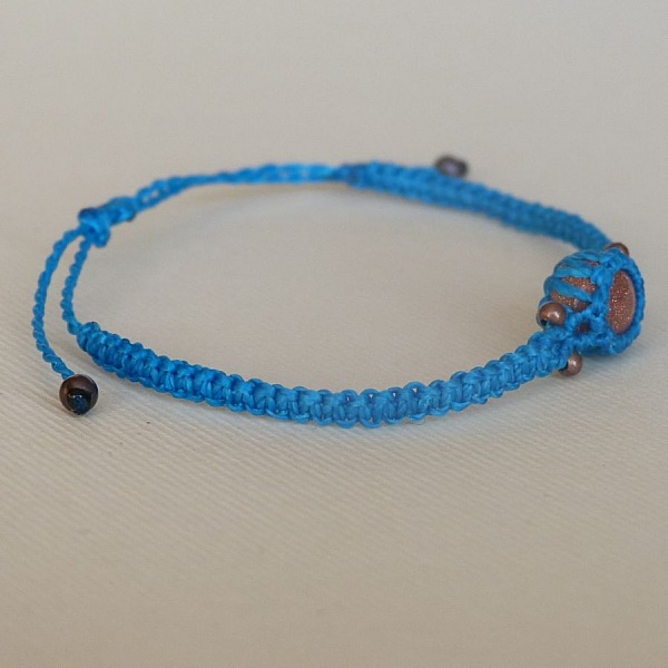 Bracelet fin en micro-macram&eacute; bleu turquoise