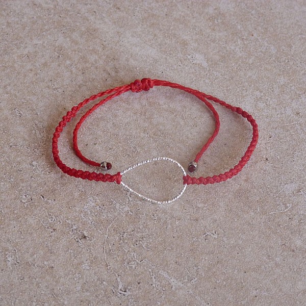 Bracelet rouge en micro-macram&eacute; avec une goutte en argent