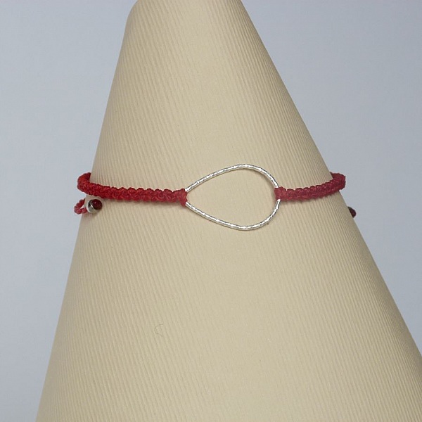 Bracelet rouge en micro-macram&eacute; avec une goutte en argent