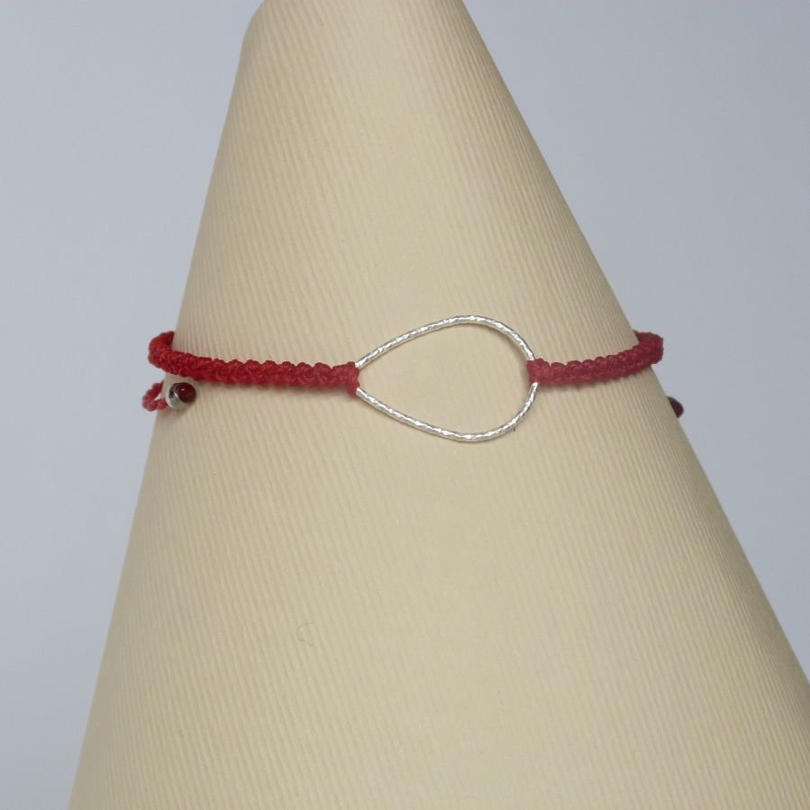 Bracelet rouge en micro-macramé avec une goutte en argent