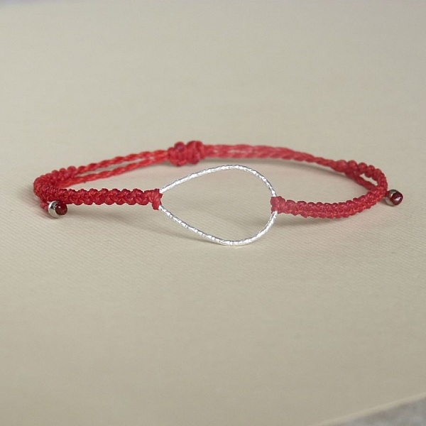 Bracelet rouge en micro-macram&eacute; avec une goutte en argent