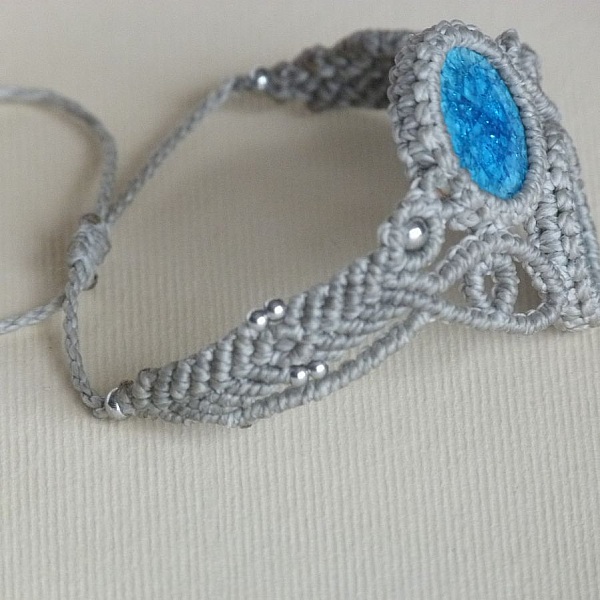 Bracelet greige en micro-macram&eacute; avec deux c&eacute;ramiques bleues effet craquel&eacute;