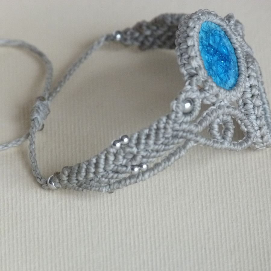 Bracelet greige en micro-macramé avec deux céramiques bleues effet craquelé