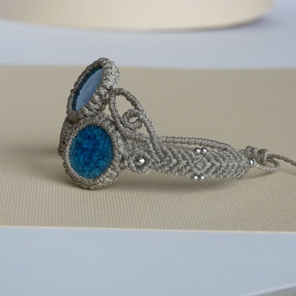 Bracelet greige en micro-macram&eacute; avec deux c&eacute;ramiques bleues effet craquel&eacute;