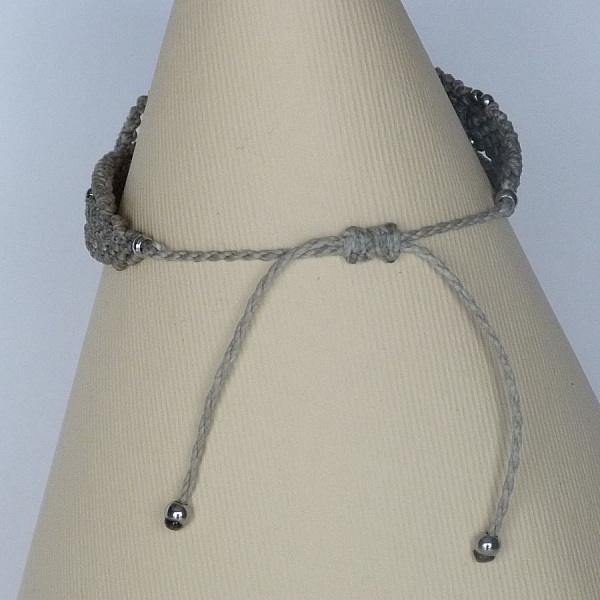 Bracelet greige en micro-macram&eacute; avec deux c&eacute;ramiques bleues effet craquel&eacute;