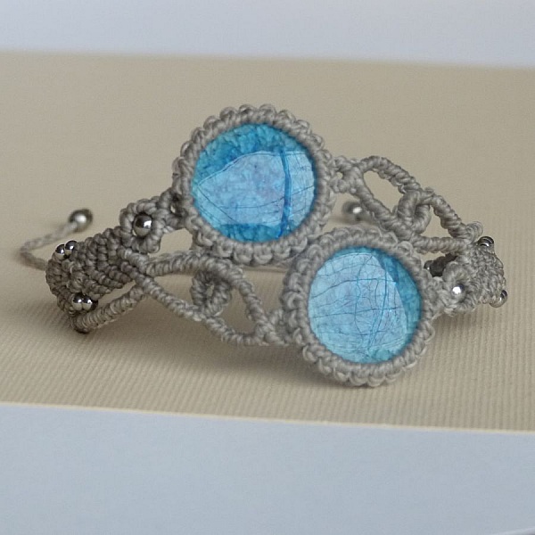Bracelet greige en micro-macram&eacute; avec deux c&eacute;ramiques bleues effet craquel&eacute;