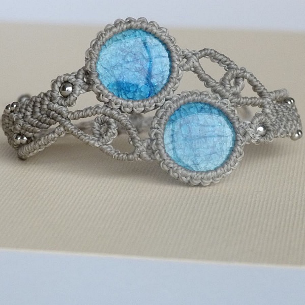 Bracelet greige en micro-macram&eacute; avec deux c&eacute;ramiques bleues effet craquel&eacute;
